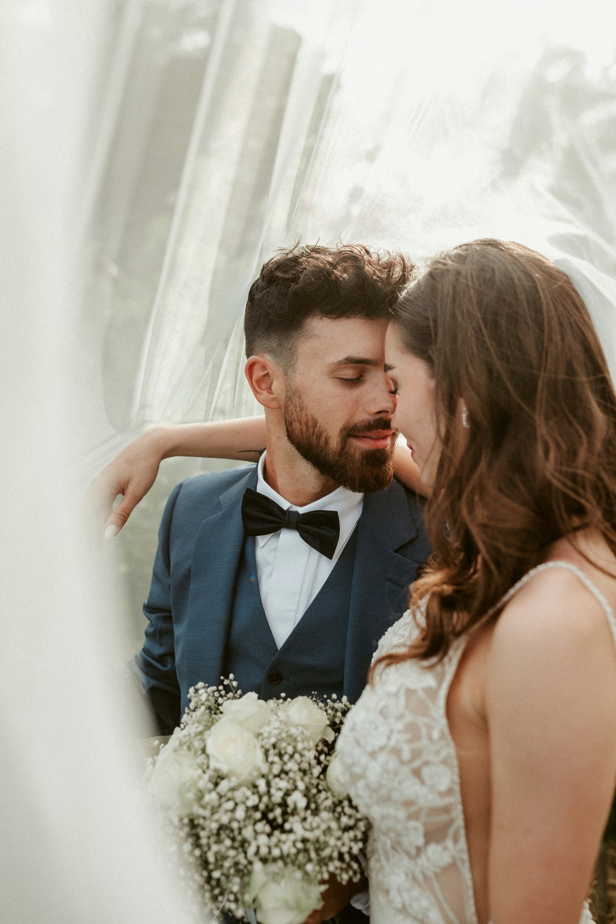 Sarılan gelin ve damat